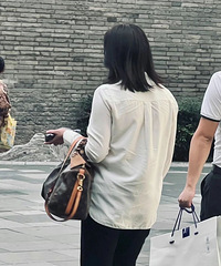 街拍突袭!现在路上逛街的女生都在背什么包出门?一起来打望