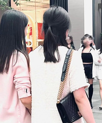 ����ͻϮ������·�Ϲ�ֵ�Ů�����ڱ�ʲô�����ţ�һ��������