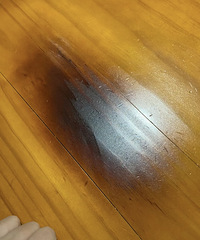 烤肉的时候忘记放挡板,实木大板桌烧黑了