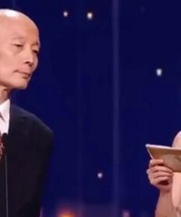 周冬雨低头念稿被批不尊重葛优