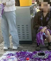 日赚2千?演唱会门口摆摊能致富?