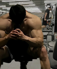 你的朋友圈里面有经常发腹肌健身照的男人吗?我感觉好yue