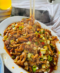 ���ھ���¥�Ĳ�Ӭ���ӣ��ݽ�ţ��˿ͦ�·���