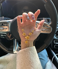 冬天让羊绒大衣显贵的单品,必须是金项链啊