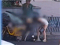 一女子推到环卫工人