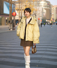最新杭州街拍,看了她们的羽绒服和大衣穿搭,我想问哪里能买同款