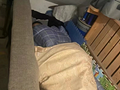7岁男孩楼梯过夜