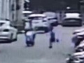 男孩小区撞上车