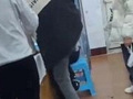 孩子被爸爸踹翻