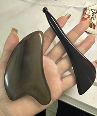 不懂就问,大家做面部刮痧都是配合用的什么油?想要性价比高的