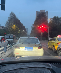 �山����Ϫ��·�ʰ����������̵ƣ����ֱ�г�ͣ����ת��