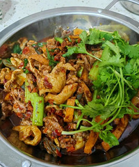 �����ܱߵ�������س��У��ڶ���ɫ��ʳ���˴󱥿ڸ�