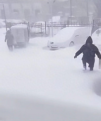 烟台九级大雪中连滚带爬上班的女子