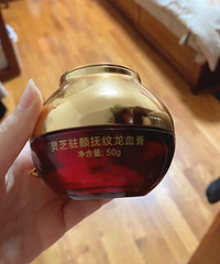 我妈迷上看抖音直播,扒翻她化妆品柜,真的被她的收藏们惊呆了!