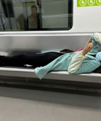 “南昌地铁上最疯狂一幕”挂上热搜