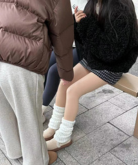 公交车站看到个姑娘,穿光腿神器寒风中冻得跺脚