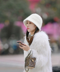 为什么LV烂大街,却还是这么多人买?重庆街拍10个有8个都是