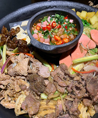 ����һ�ҵ꣬���Ϻ�·�Ǳߣ������ҳԹ����ѳԵĹ��ݲ�֮��