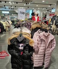 以纯全场两件3折起,羽绒服最低只要159