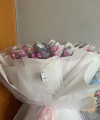 永远被真诚感动,追了我朋友一年的男生昨晚送了她一束花