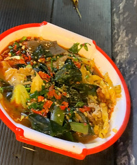 ��ƺ���нֱ����кܶ�С�꣬�ҳ�һ��С̯�����̣���ʮ�Ա���