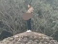 男子乐山大佛撒尿