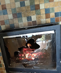 壁炉一周内爆了两张玻璃