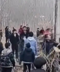 元宵节一大桥上多人撒钱?官方回应