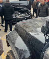 Jeep�����ڶ�ס���ȥ��û�뵽˾����Ȼֱ��ײ�������ֱ�������