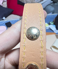 LV包现在做工这样了吗?走线太粗糙了吧!sa说纯手工就是这样