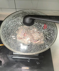 排骨炖到一半,锅盖自爆了…可惜了