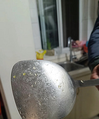 你们的队友也这样吗?洗个锅铲跟没洗一样!好敷衍