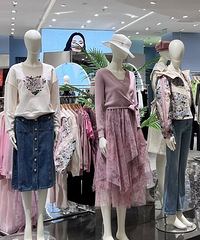 这2024年的衣服?也太难看了,还是模特门面