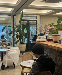 �ҵ�һ�ҳ��ʺϴ򿨵�С�ڿ��ȹݣ����Դ�һ����