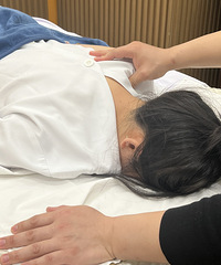 肩颈腰椎疼痛别按摩了,理疗师做对症推拿更有效