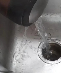 好奇,开水能直接烫厨房下水管道吗?