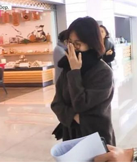 中国网友全世界偶遇拍明星谈恋爱