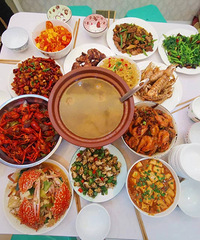88年孩子跟自己的单亲妈妈征婚,自己开了家小店