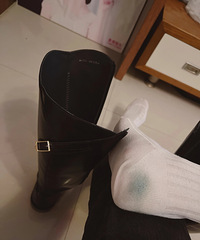 思加图两千块的靴子也不过如此!每双白袜都染黑