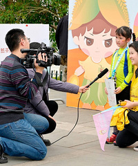 [�]�����ʱ�ֶ��׽���˹��棬����ǣС���幫����ս������