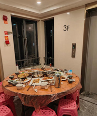 奇葩的邻居,居然在楼道摆席请客…