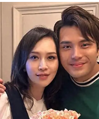 61岁顾纪筠和继子合照,太年轻了