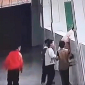 孩子玩闹中被人推下楼