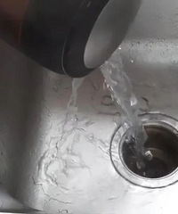 请问大家,开水能直接烫厨房下水管道吗?