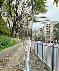 94年168CM的汽车销售妹子征婚,希望对方身高178以上