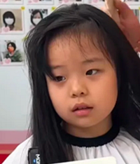 女孩捐发不舍听夸奖后秒变脸