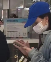 宋祖儿逛街被网友面刺“偷税漏税”