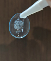 这个隐形眼镜正常吗?我戴了一天,变这样了!求推荐好用的牌子