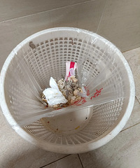 垃圾桶永远脏兮兮!为什么老人都不喜欢套垃圾袋?