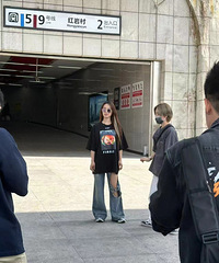 蔡依林在重庆坐轻轨!